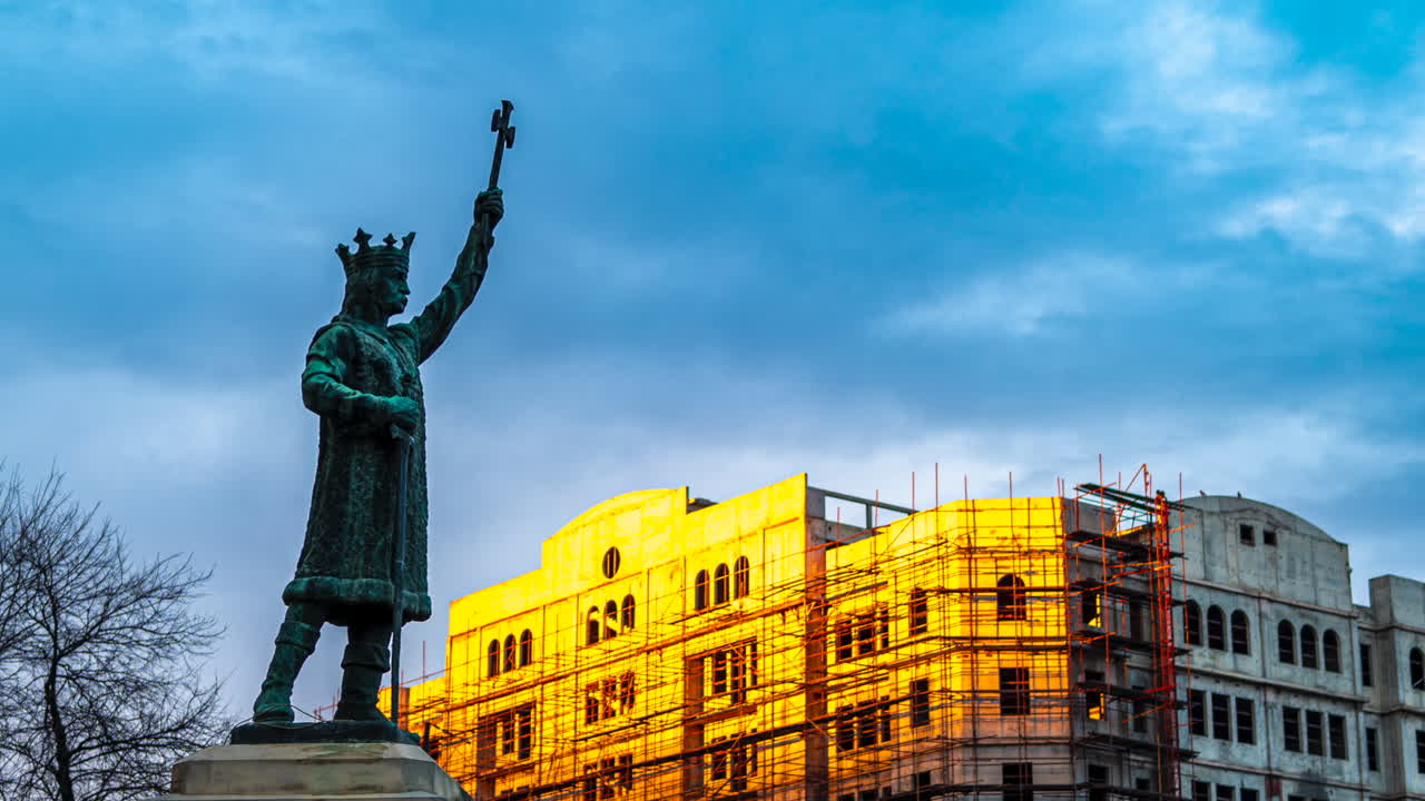 Chisinau, Moldawien – 10. Januar 2023: Denkmal von Stefan dem Großen im Stadtzentrum bei Sonnenuntergang
