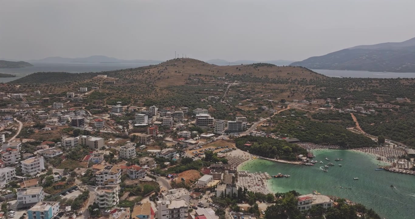 Ksamil Arnavutluk Hava v10 Yükselen Kıyı Şeridi Uçuşu, Plajları, Tatil Kasabası Manzarasını, Turkuaz İyon Denizi'ni ve Kanalın Karşısındaki Korfu Adası'nı Gözler Önüne Seriyor - Mavic 3 Pro Cine ile Çekildi - 18 Temmuz 2024