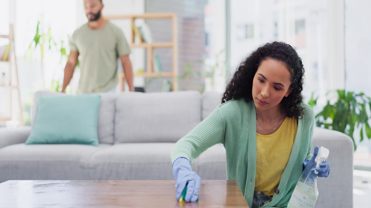 le nettoyage, la maison et le couple en ordre dans le salon