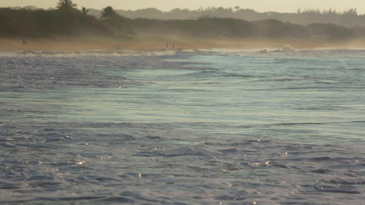 큰 폭풍우에 뒤이어 파도가 해변으로 밀려든다