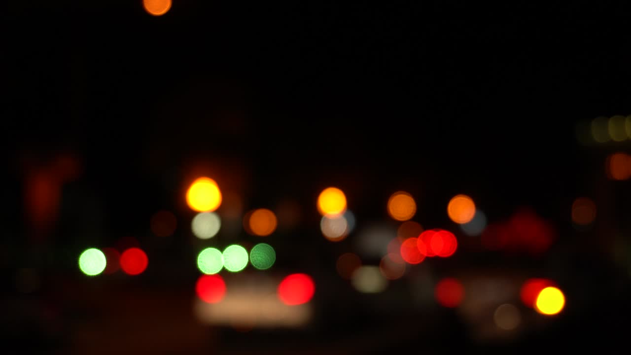 coches en movimiento borrosos, tráfico bokeh luces de las calles de la ciudad por la noche, luces abstractas