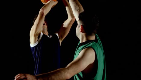 competidores jugando al baloncesto en la cancha 4k