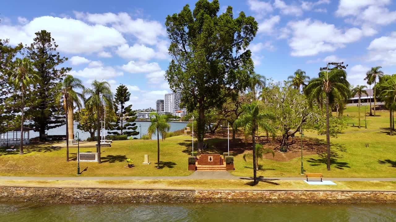 Drone footage from Newstead to Brisbane city
