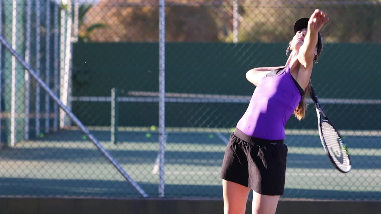 테니스 코트에서 테니스를 치는 여성 테니스 선수의 영상을 클로즈업하세요