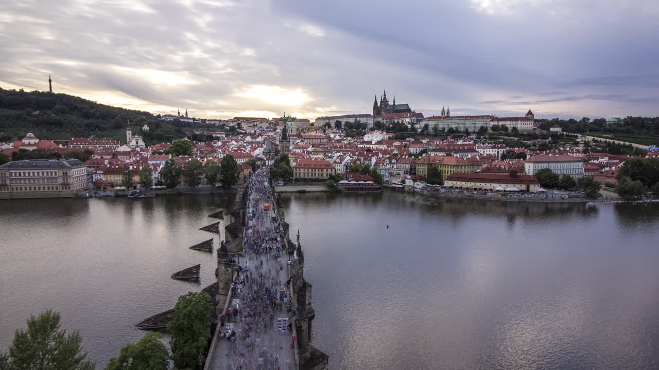 timelapse de la puesta del sol de día a noche desde praga, república checa desde la torre del puente del casco antiguo con vistas al castillo de praga, el puente charles junto con malá strana y hradčany a través del río vltava