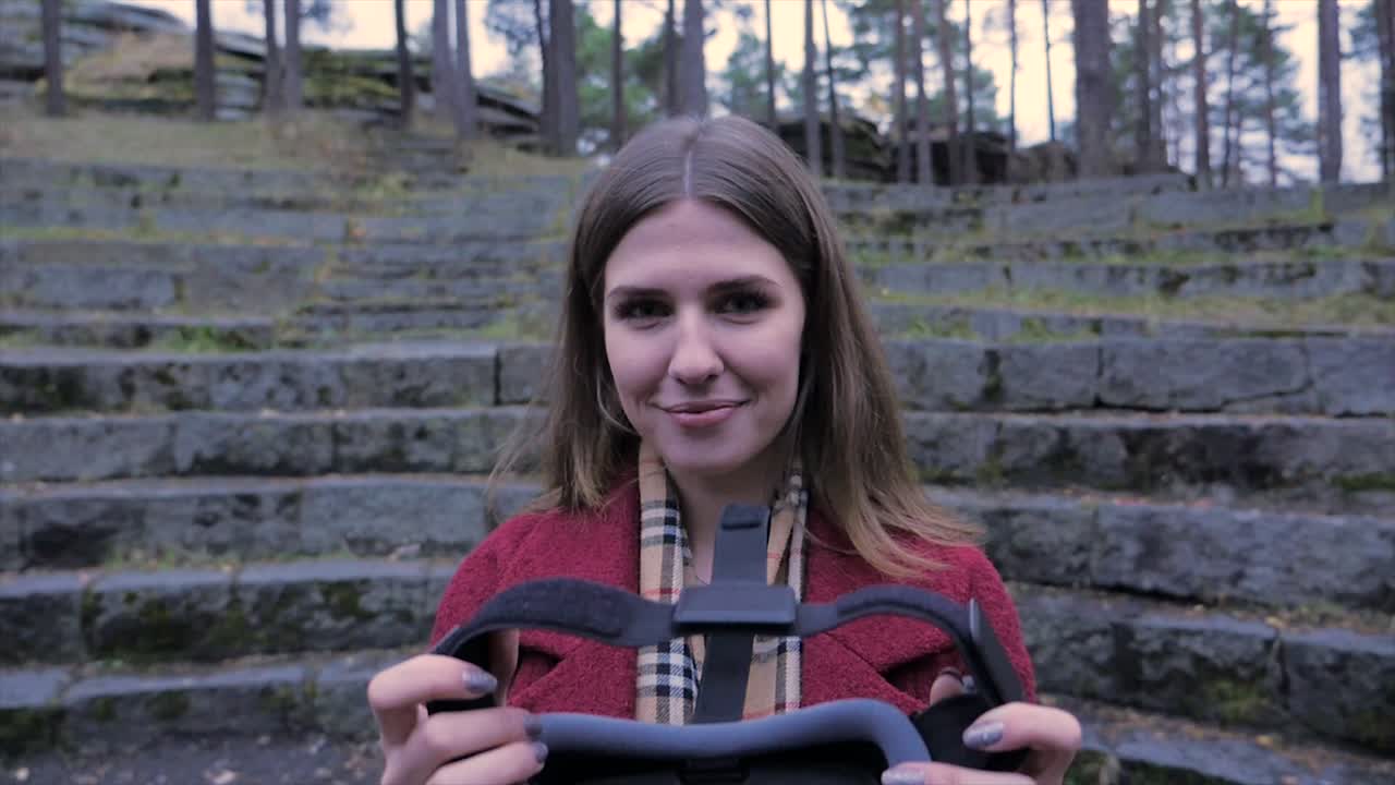 mujer con auriculares vr al aire libre