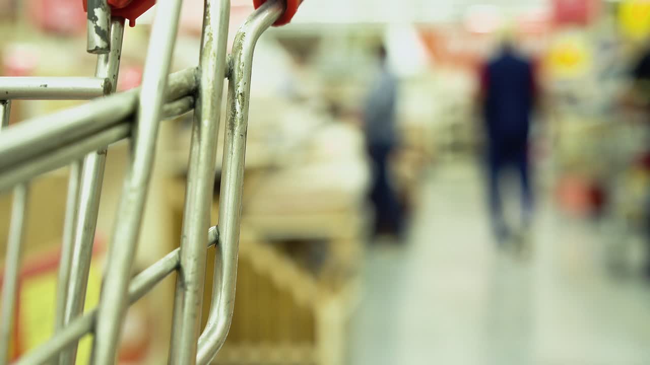 사람들이 쇼핑 센터 2를 돌아다니고 있습니다.