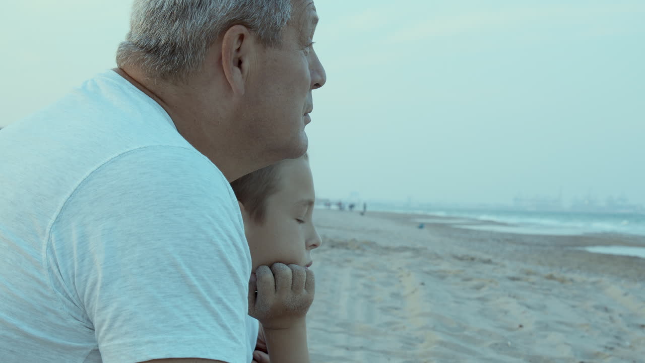 el abuelo compartiendo su experiencia de vida con el nieto