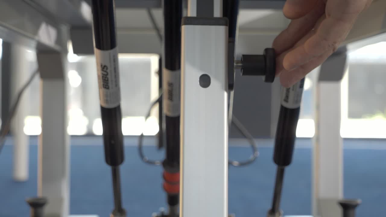 정밀 레벨 게이지 및 제어 메커니즘을 이용한 산업 기계의 시트 조정