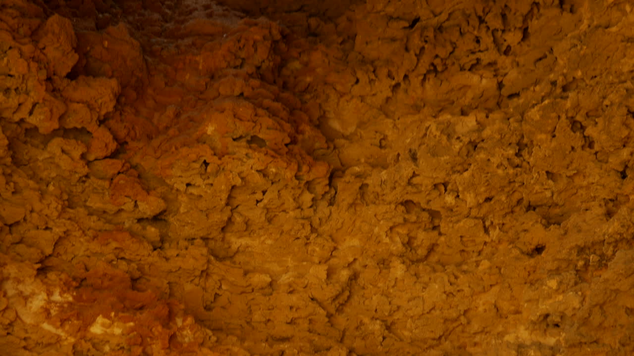 동굴의 지붕이 침식되어 위의 표면까지 뻗어 있는 큰 구멍을 남겼습니다.