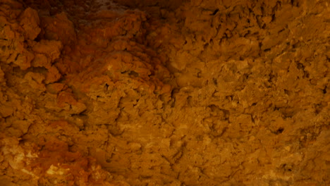 el techo de una cueva se ha erosionado dejando un gran agujero que se extiende hasta la superficie de arriba