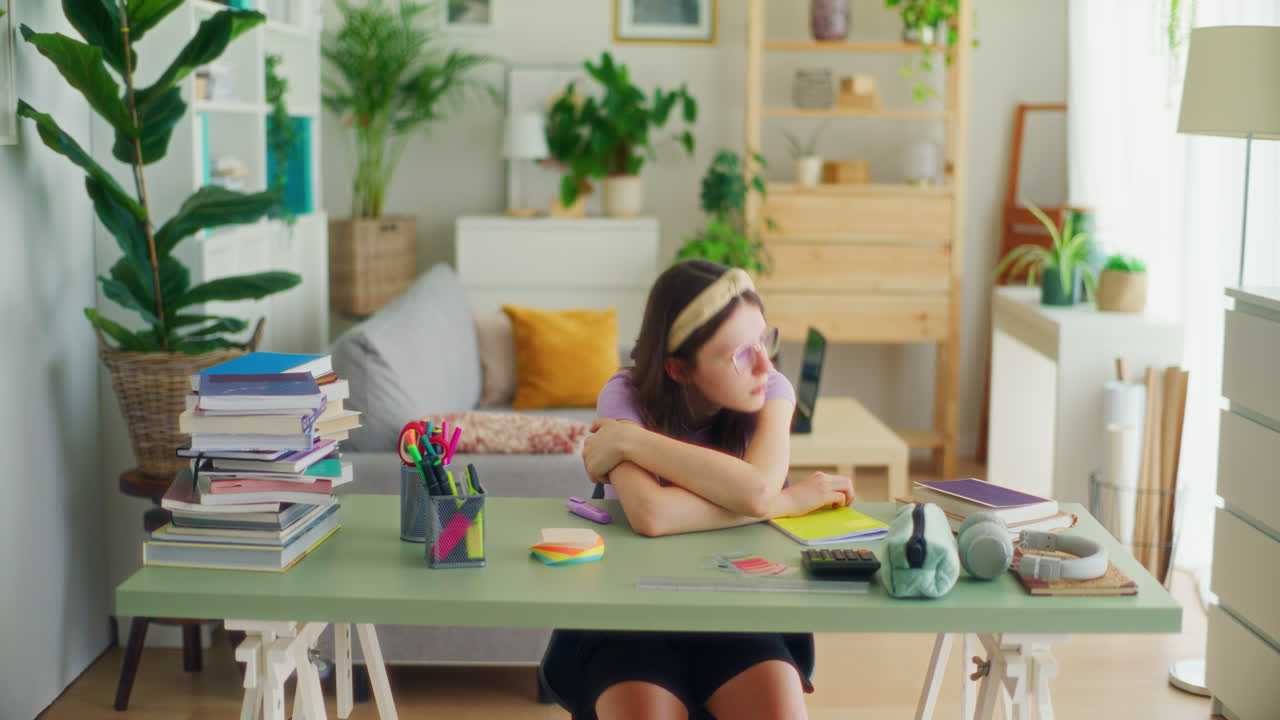 소녀는 집에서 숙제를 준비합니다.