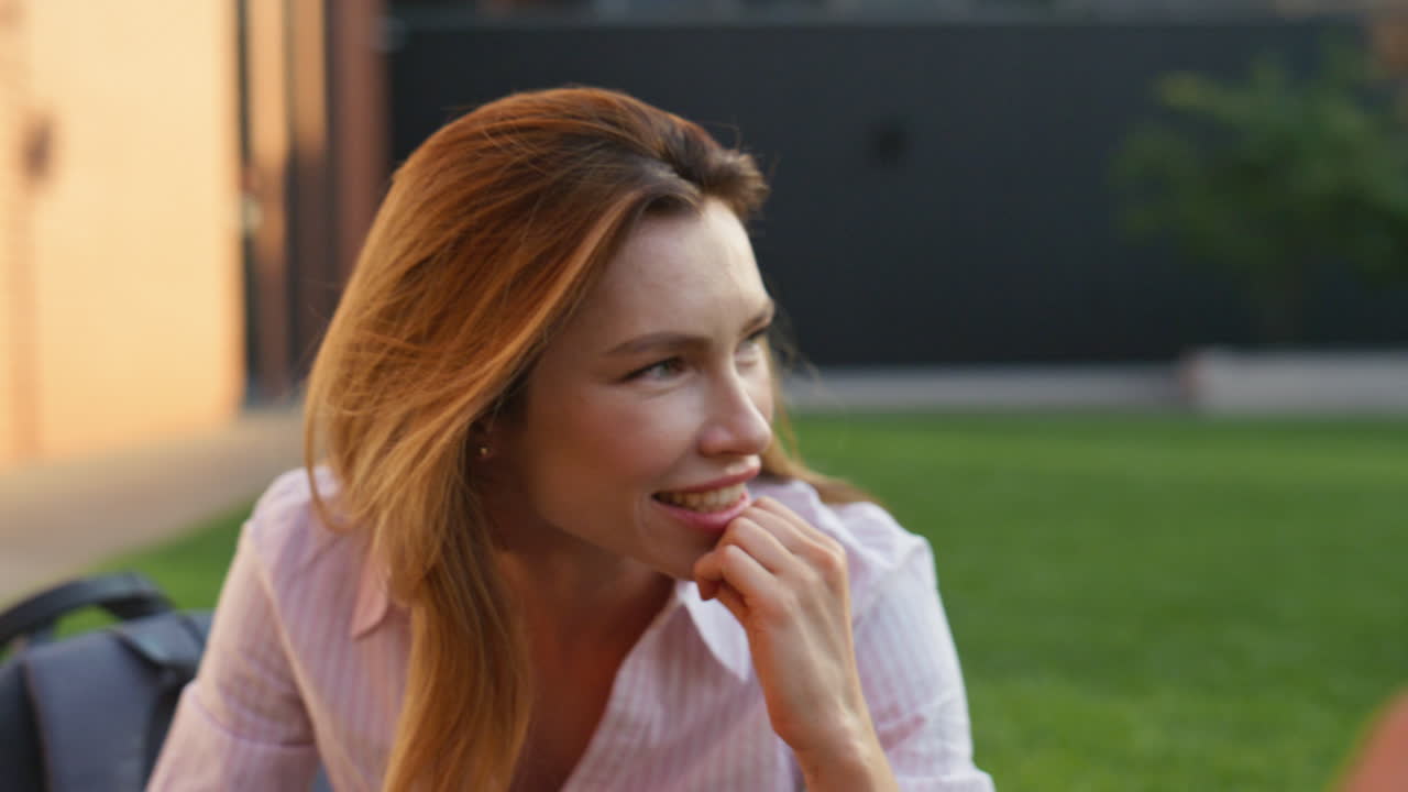 도시 공원에서 남자친구와 소통하는 클로즈업 소녀. 매력적인 여성 데이트를 즐기세요.