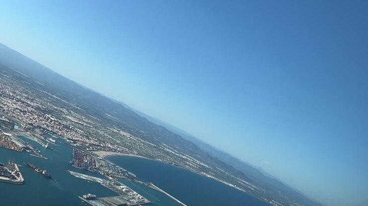 Panoramisk luftfoto af Valencia by og havn, Spanien, taget fra en jetkabine under indflyvningen til lufthavnen på en pragtfuld sommerdag