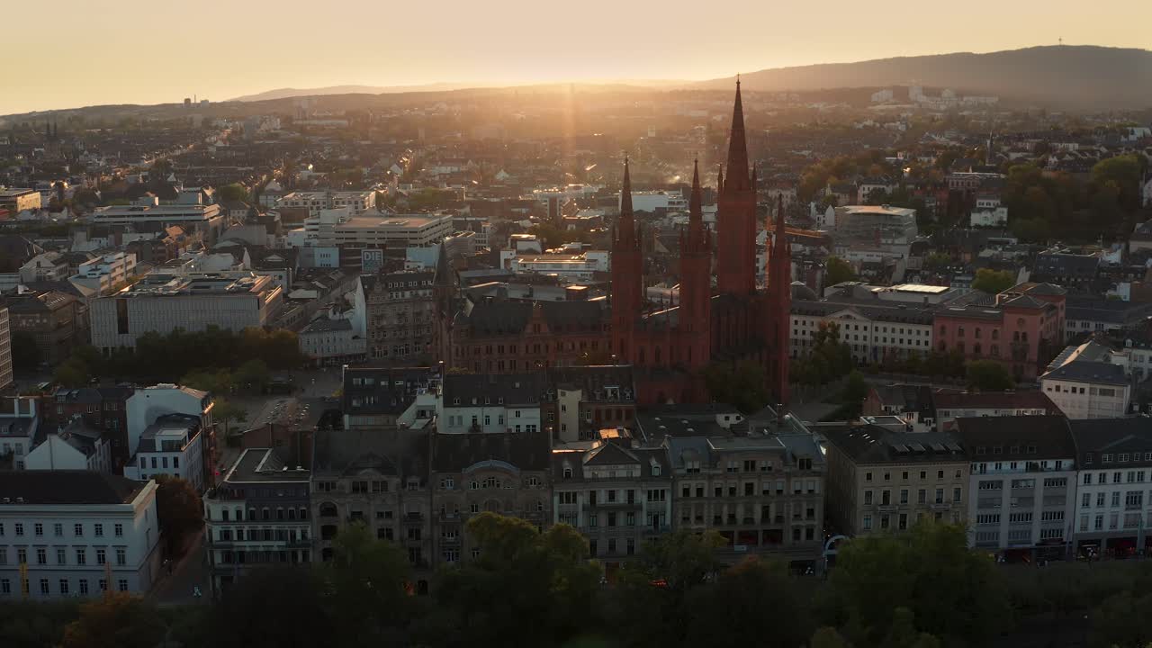 vuelo al atardecer en wiesbaden con un dron que muestra el casco antiguo y la marktkirche con la mejor luz