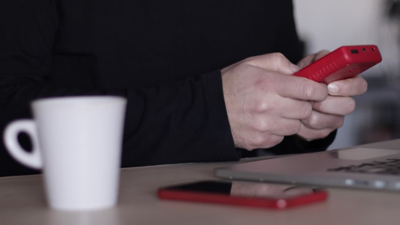 las manos caucásicas juegan videojuegos en lugar de trabajar en una laptop