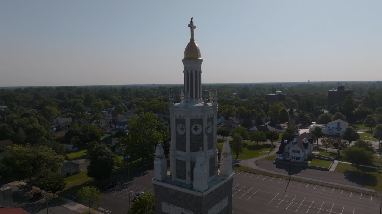 서서히 교외 동네에 있는 전통적인 교회 탑으로 밀어넣습니다.