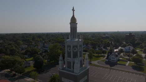 empujar lentamente en un campanario de la iglesia tradicional sobre un barrio suburbano