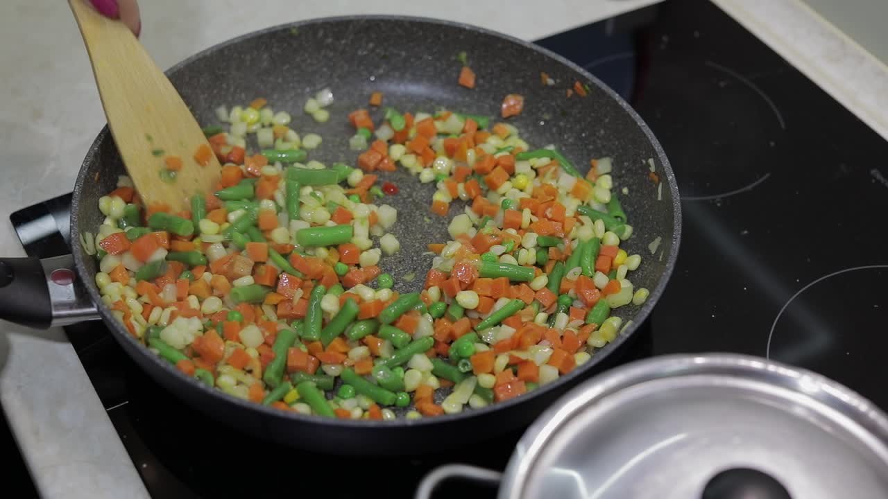 pan-fry-mahlzeit aus köstlichen spargeln, pfeffer, mais und karotten. vegetarische mahlzeit