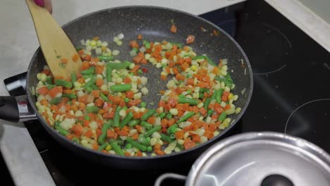 pan-fry-meal-of-delicious-asparagus,-pepper,-corn-and-carrot.-vegetarian-meal