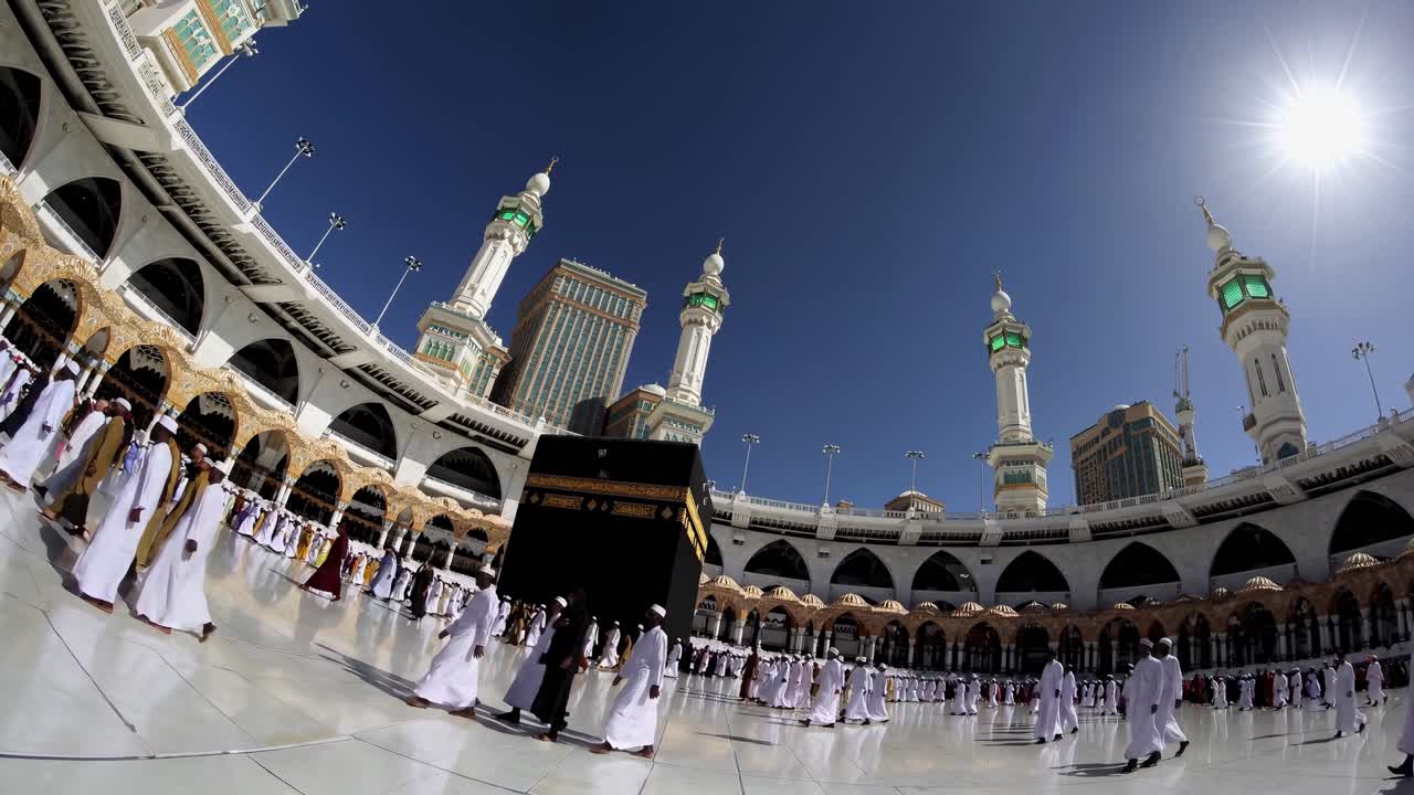fotografía aérea que muestra a los peregrinos musulmanes circunambulando la kaaba sagrada durante el ritual de tawaf dentro de la mezquita al haram bajo la brillante luz del sol en la meca