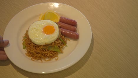 中華大陸美食自助餐 東方烤麵 餐盤上提供雞蛋和裝飾-5