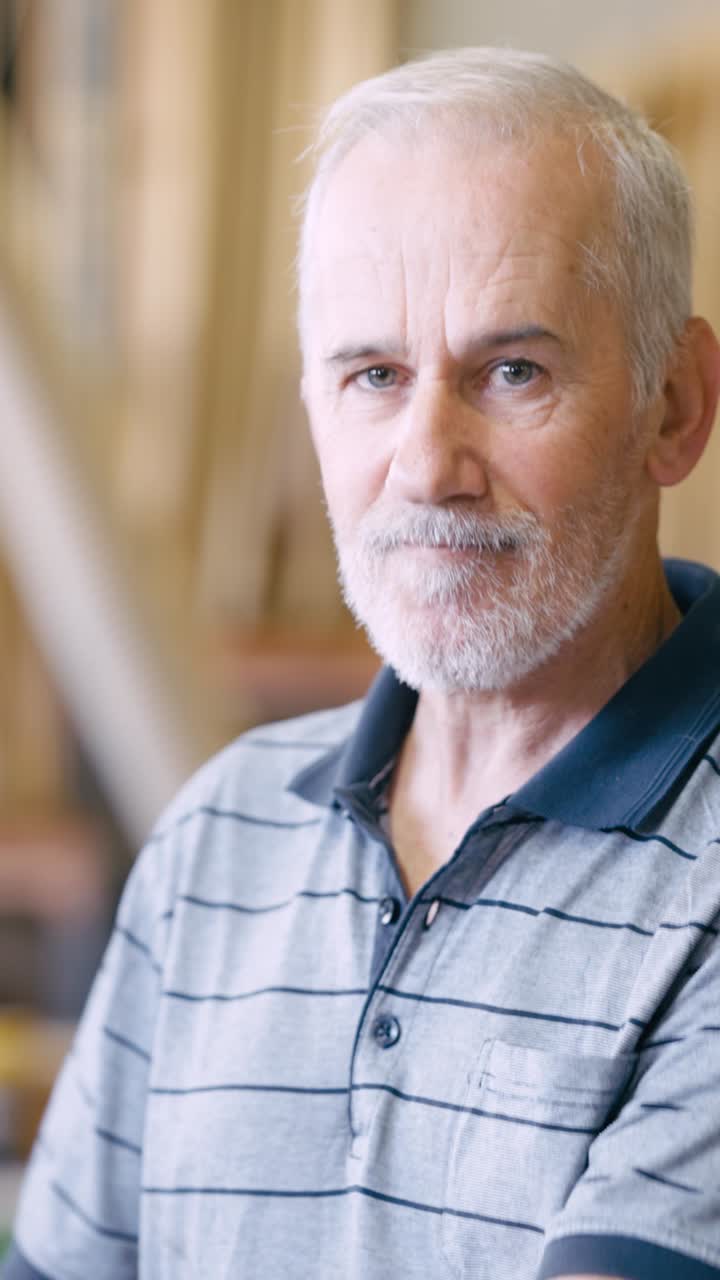 Retrato de um Homem Idoso Confiante com Cabelo Grisalho e Barba