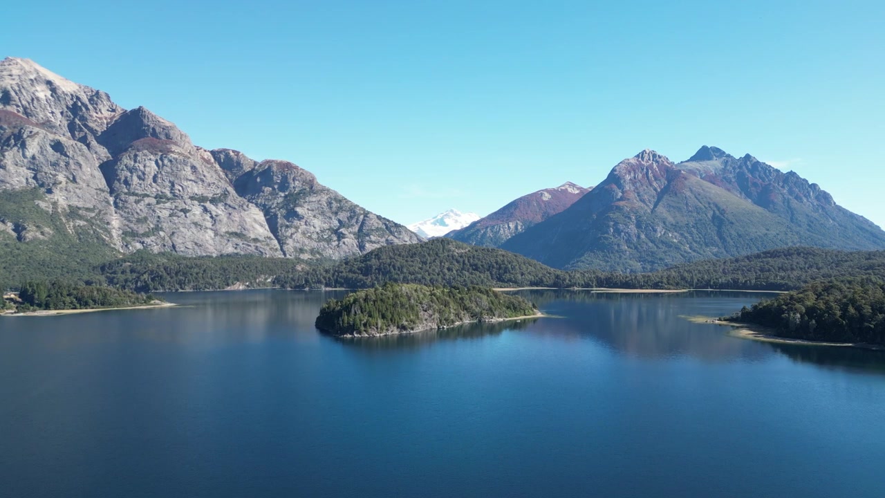 Moreno-sjøen - Bariloche, Argentina. Innsjødistrikt i Argentina, Patagonia nær Bariloche. Nasjonalpark Nahuel Huapi, luftfoto. Sommerlandskap med innsjøer