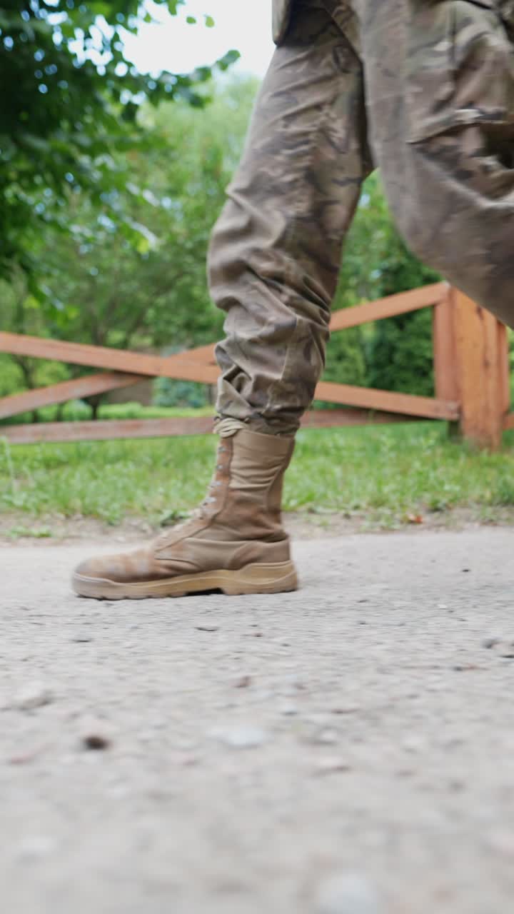 Soldado caminando en un parque