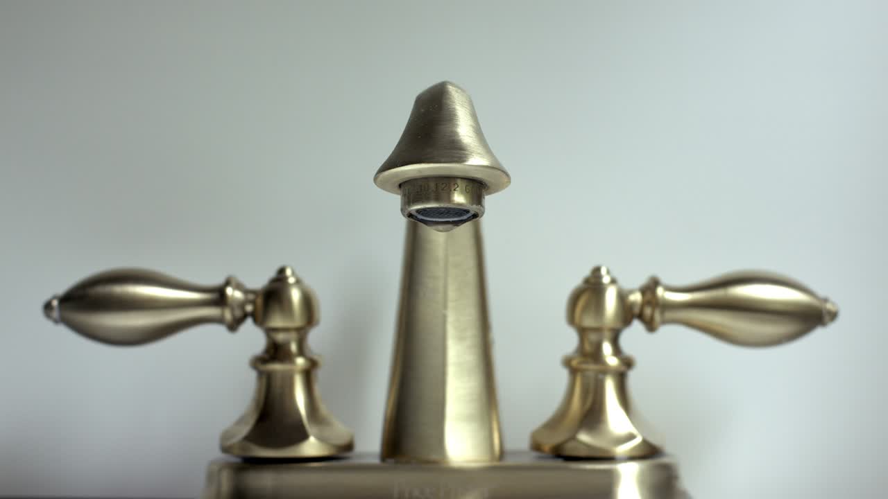 누출 된 욕실 프 의 극적 인 영상