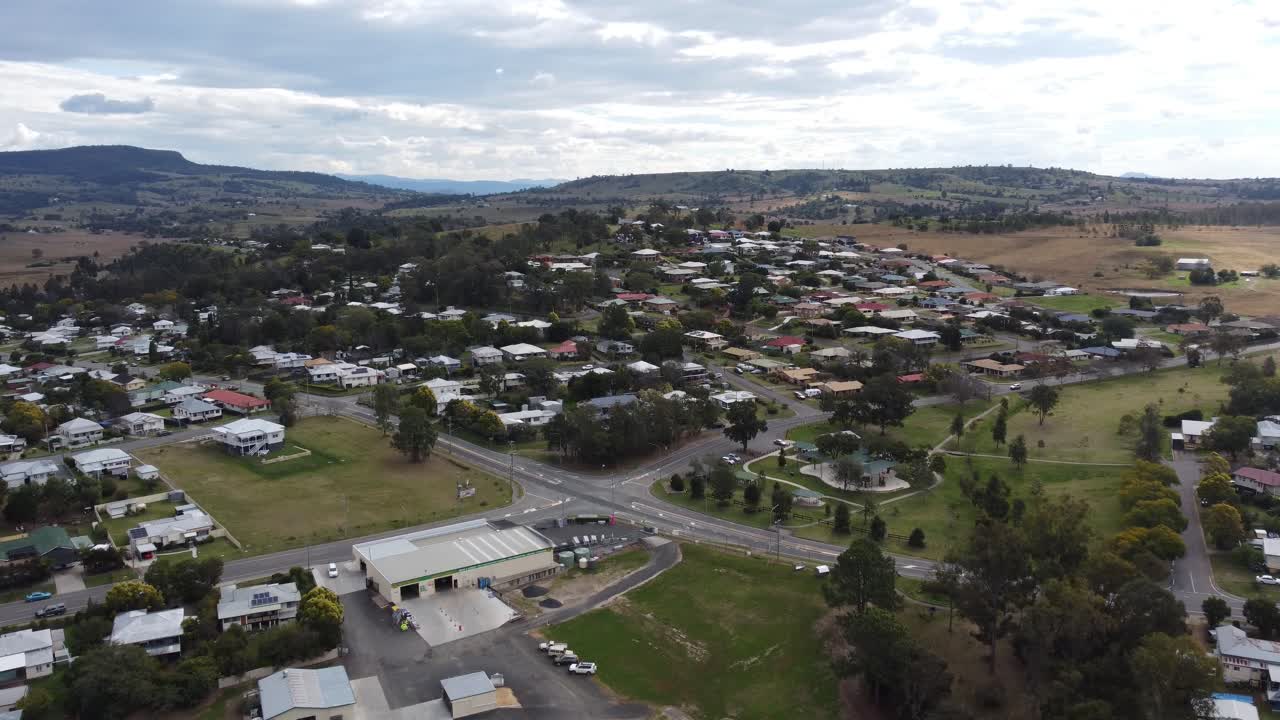 Drone voando sobre uma típica cidade rural australiana e um cruzamento abaixo