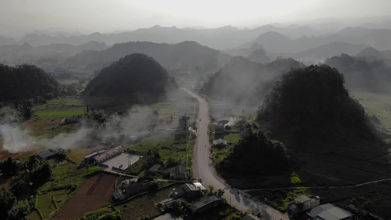 산과 들판으로 둘러싸인 마을 도로 위의 공중 돌리, 베트남, 하장
