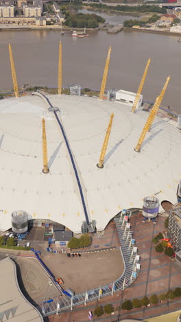 londres, inglaterra - 25 de septiembre de 2024: vista aérea de los muelles de londres y la cúpula del milenio o2, el horizonte de canary wharf desde un helicóptero en vertical