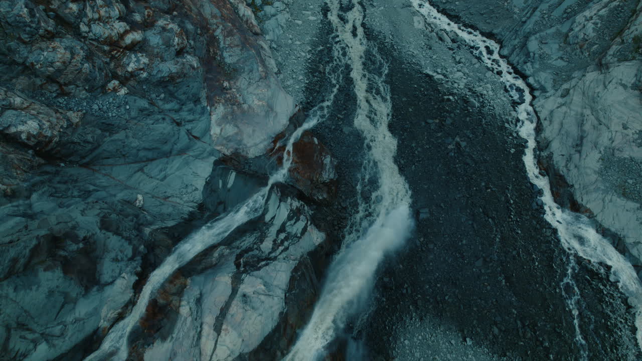 glaciar derritiéndose en un lago debajo debido al cambio climático en los alpes, vista desde arriba