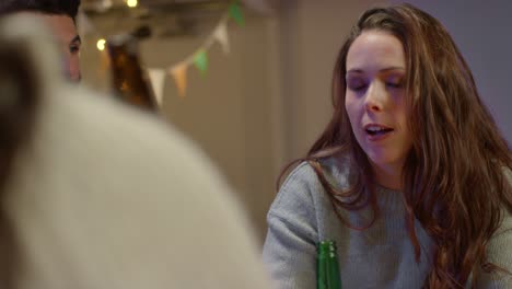 grupo de amigos en casa o en un bar celebrando en la fiesta del día de san patricio bebiendo alcohol juntos 4