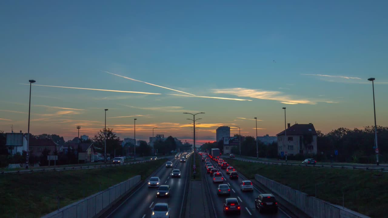 일출 시 고속도로 출퇴근 시간 경과