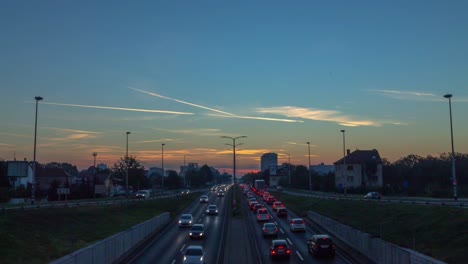 Zeitraffer-Einer-Autobahnhauptverkehrszeit-Bei-Sonnenaufgang