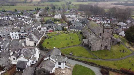 Filmische-Drohnenaufnahmen-Aus-Der-Luft-Von-Hawkshead-Village-Und-Der-St.-Michael-And-All-Angels-Church