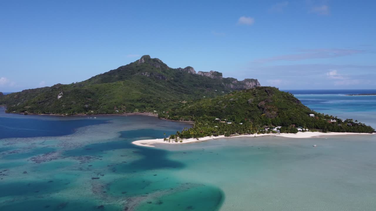 작은 화산 열대 섬인 마우피티 (maupiti) 는 산호 아톨 라구너로 둘러싸여 있습니다.