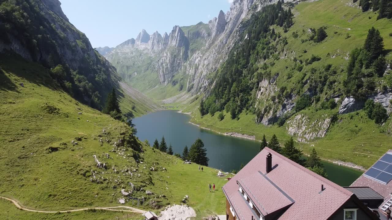 гостевой дом bollenwees и горное озеро falensee, аппенцелль, швейцария - вид с беспилотника на швейцарские альпы, популярный туристический трал