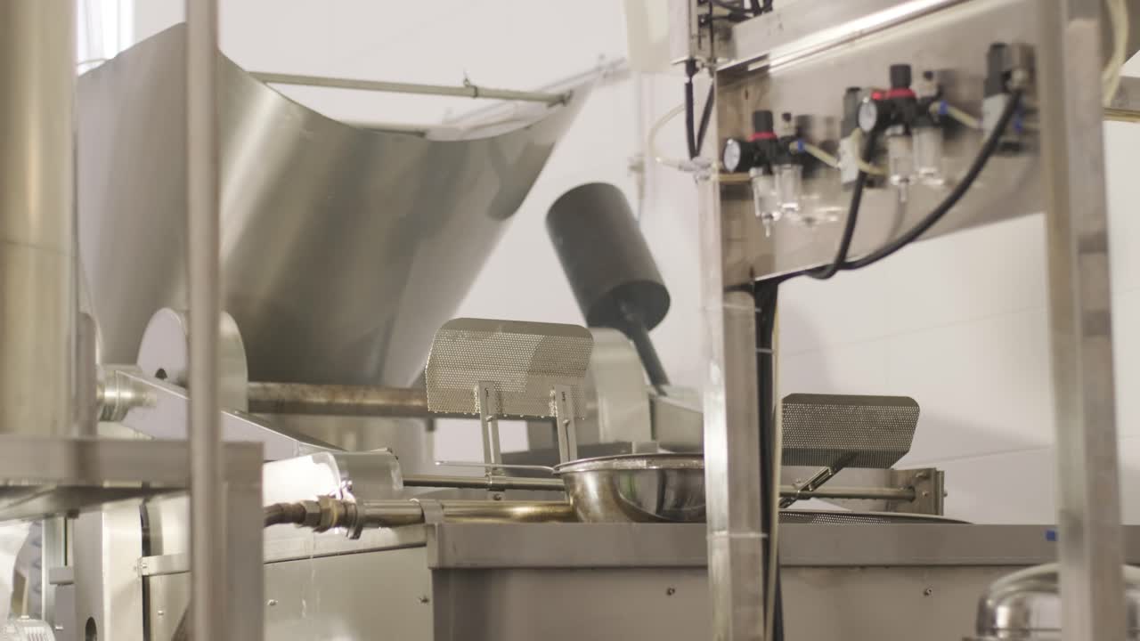 producción de papas fritas y bocadillos. las papas fritas se fríen en un cuenco grande con mantequilla