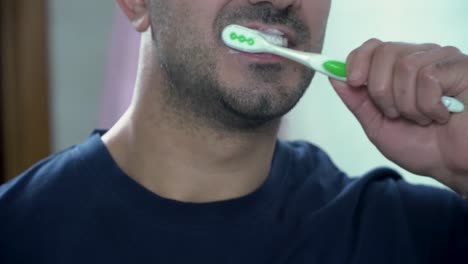hombre cepillándose los dientes