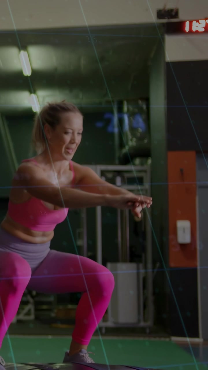 Video verticale: Donna che entra in palestra e fa box jump per il fitness, con numeri animati che tracciano le ripetizioni.