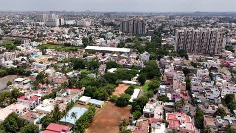 Toma-Aérea-De-La-Congestionada-Ciudad-De-Chennai-Con-Edificios-Y-Casas-En-La-India-Durante-El-Día.