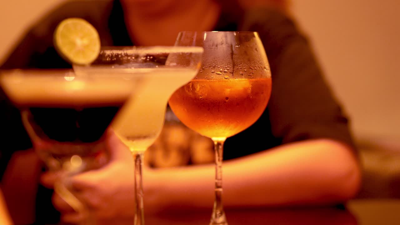 Amici che brindano per festeggiare