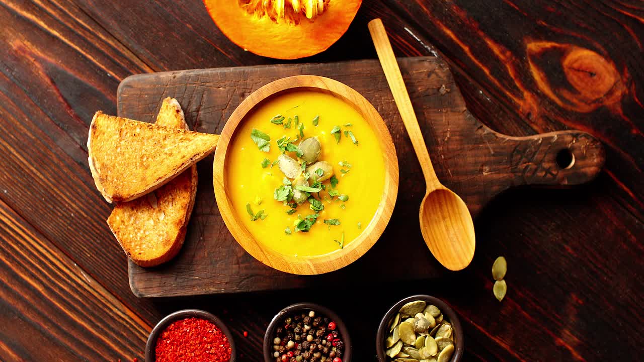 sopa de calabaza con pan en una tabla de cortar