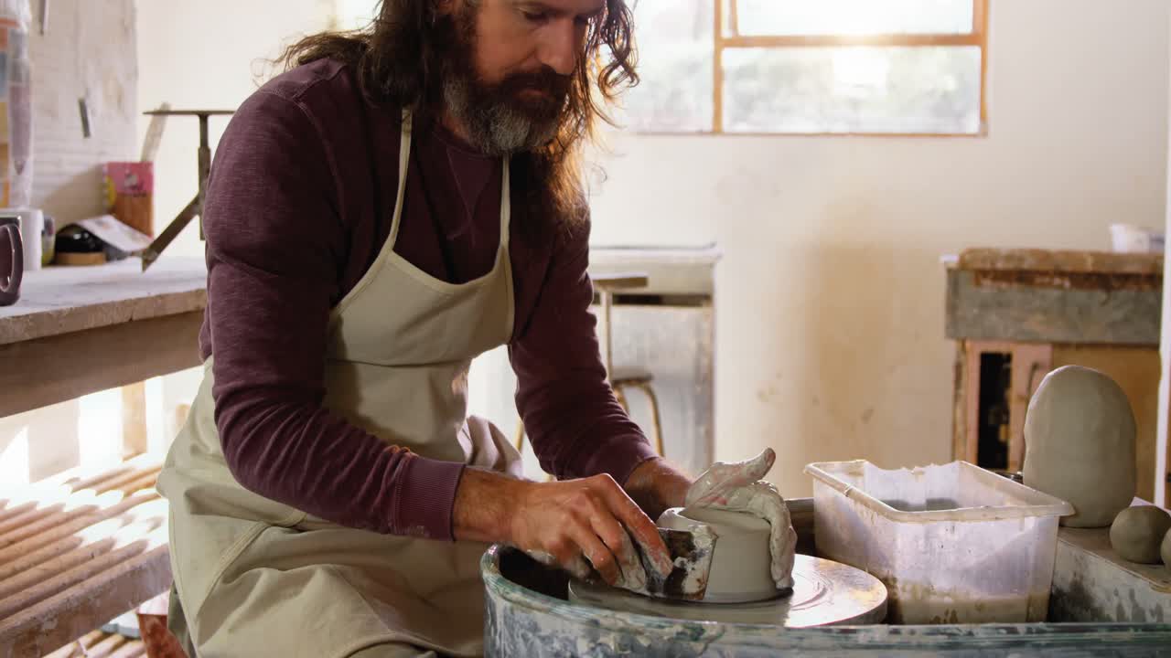 uomo vasaio che fa vasa