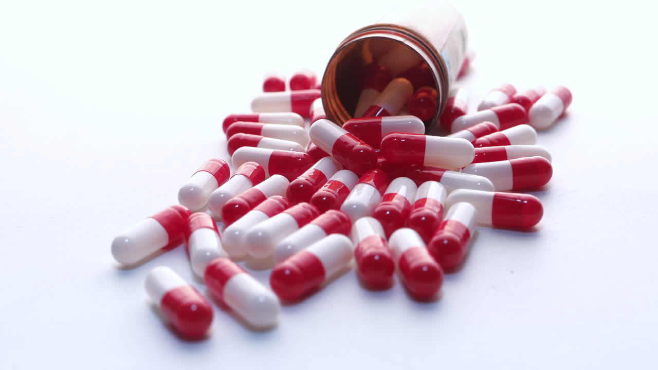 cápsulas rojas y blancas