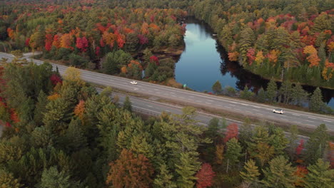 Tráfico-A-Lo-Largo-De-La-Carretera-En-El-Parque-Provincial-De-Algonquin,-Región-De-Muskoka,-Ontario,-Canadá