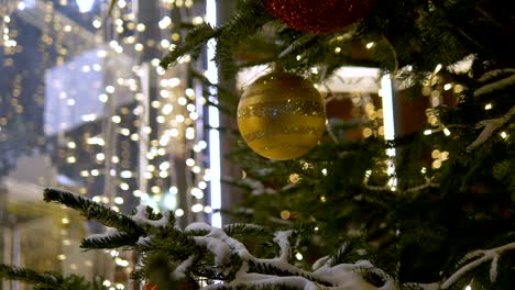 las bolas de decoración de navidad colgando en el árbol en el fondo luces guirnalda. bola amarilla brillante.